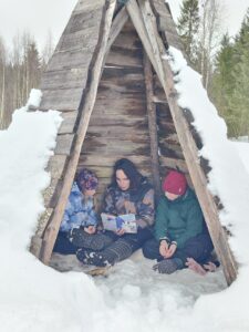 Nous lisons un comte traditionnel aux enfants dans un tipi en Laponie pendants nos activités spécifiques pour les enfants