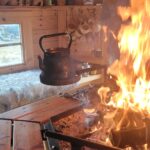 repas dans un kota au coin du feu en Laponie