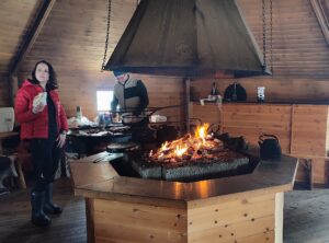 repas au feu de bois dans un kota en Laponie