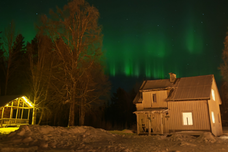 chalet blanc en laponie sous les aurores
